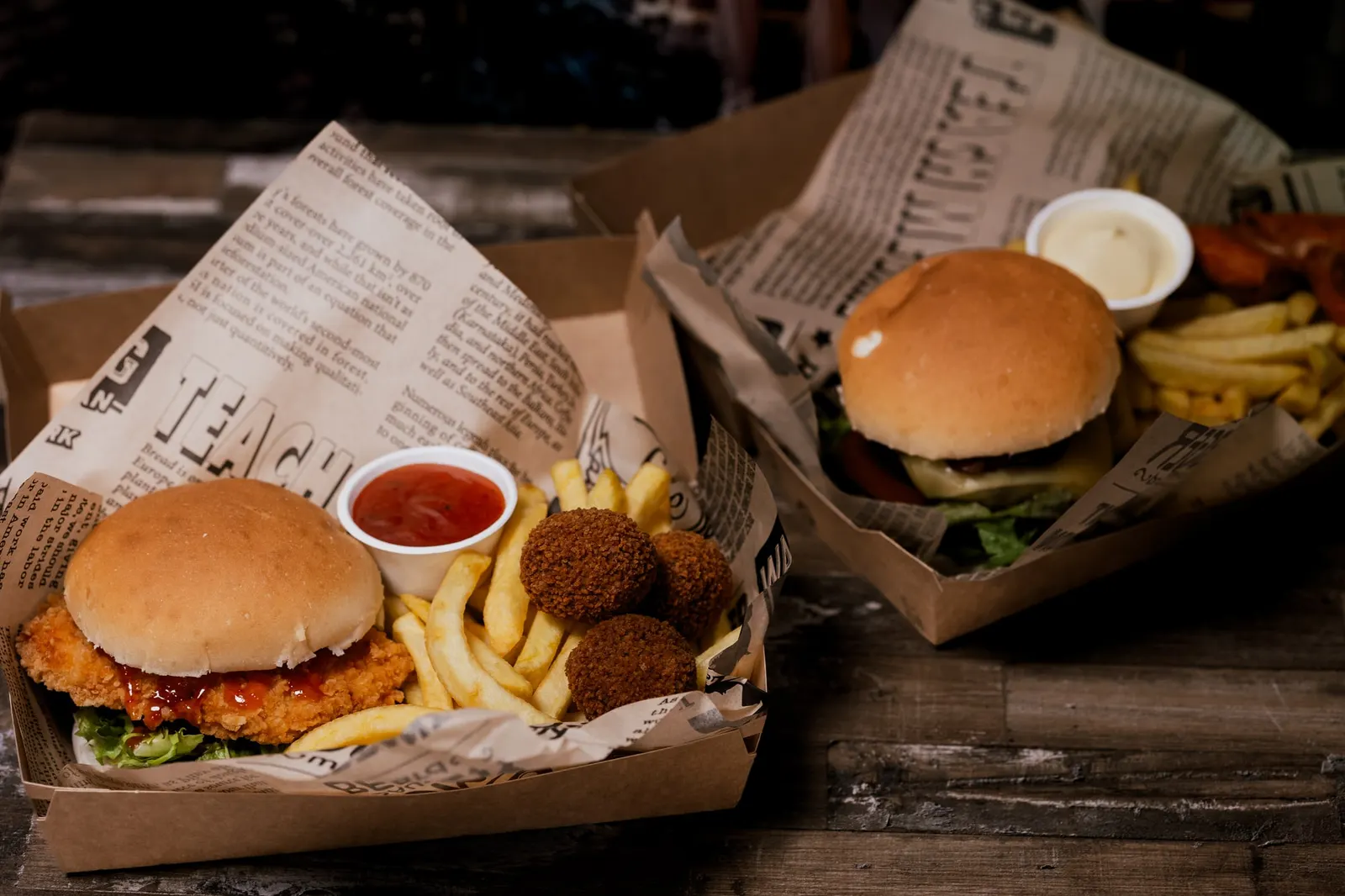 Snackbox met hamburgers, friet, mini snacks en sauzen in bakjes